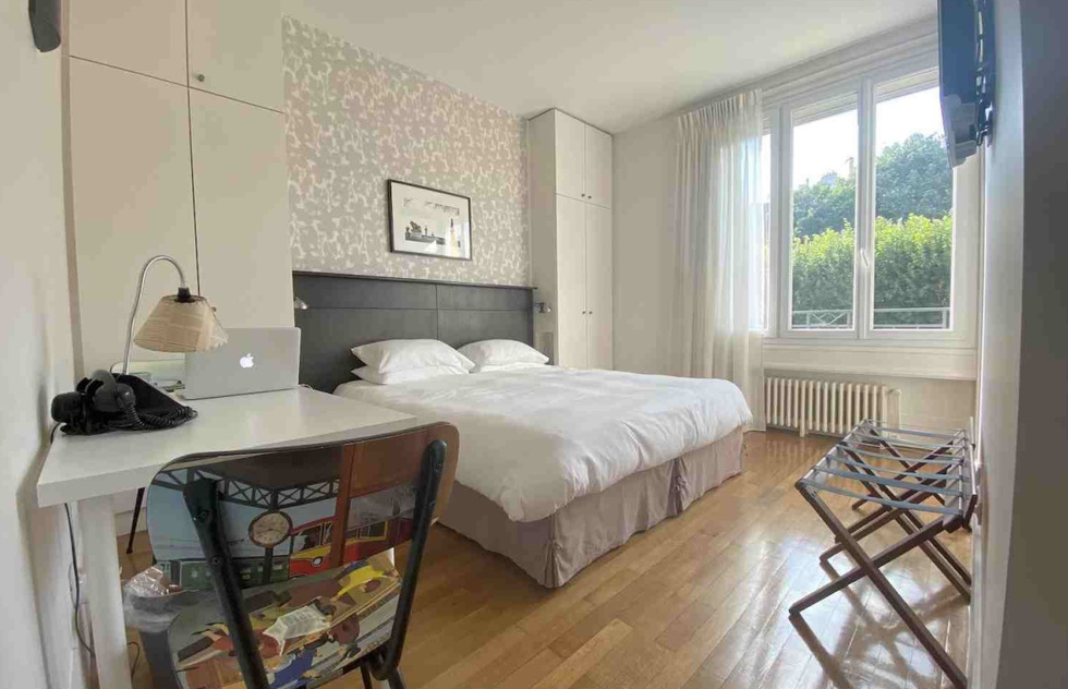 Budget Paris Lodging: La Villa Paris B&B